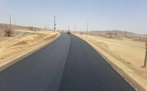 طريق بعد إعادة التأهيل وتنفيذ طبقة أسفلت جديدة