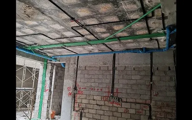 تمديد خطوط المياه داخل مبنى قيد الإنشاء
